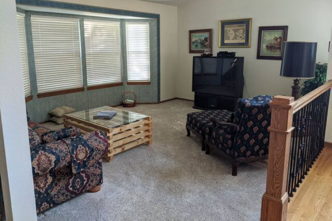 2175 shared living area - 11 MIN DRIVE TO UCCS & WALK TO GARDEN OF GODS PARK House