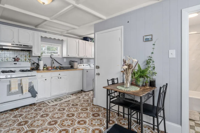kitchen - 3 family, close to airport t stop Apartments