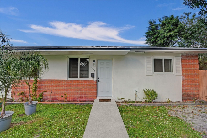 Exterior - Lovely & Trendy Flat in Biscayne Park Rental