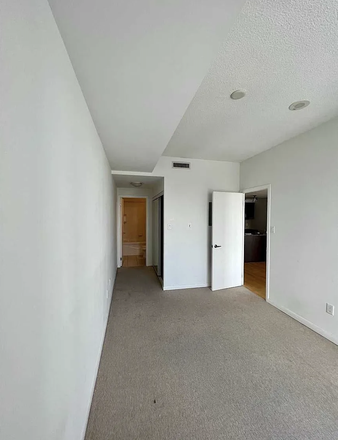 Spacious entryway to the private bedroom and direct access to ensuite bathroom - Summer Sublet (1 Large Private Ensuite Room in Bay Street Corridor, all utilities incl)