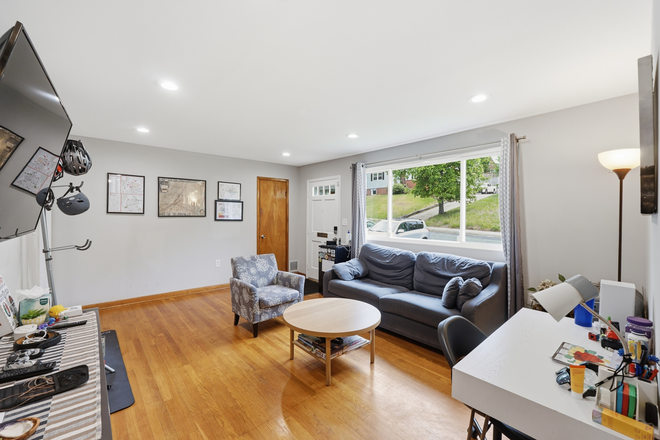 Common Area 1 - 8610 60th Ave (Berwyn Heights, MD) Apartments
