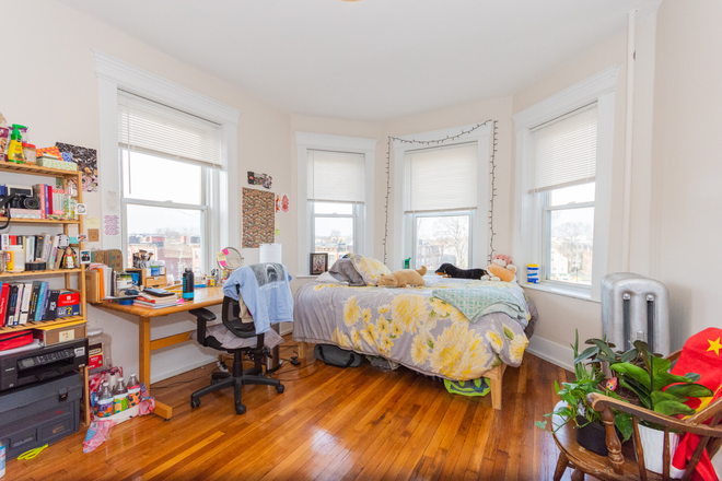 Bedroom - Awesome 4 bed on Brighton Ave available 9/1/2026 Apartments