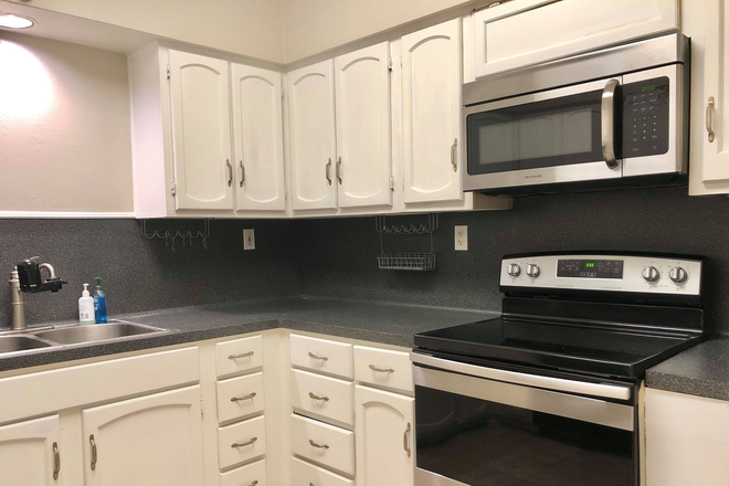 Kitchen - Private and furnished bedroom 15 min bike from campus Townhome
