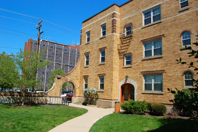 The Majestic Exterior - Majestic Apartments