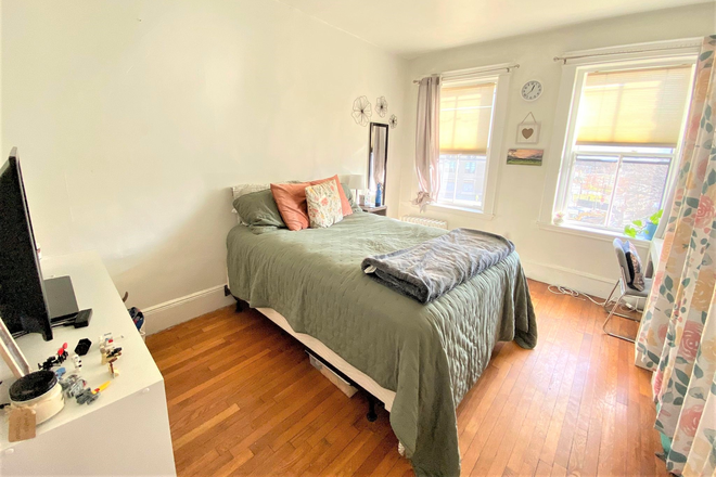 bedroom - MASSIVE Updated 5 Bedroom 2 Bath in Fenway! Apartments