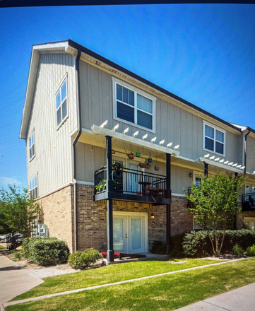 End unit.  2nd story is living area & kitchen, bedrooms on 3rd story.  1 neighbor next door, 1 neighbor below. - Woodlands of College Station Premium 2-pers. Apt. Available for 1-person Re-let Jan-July 2026