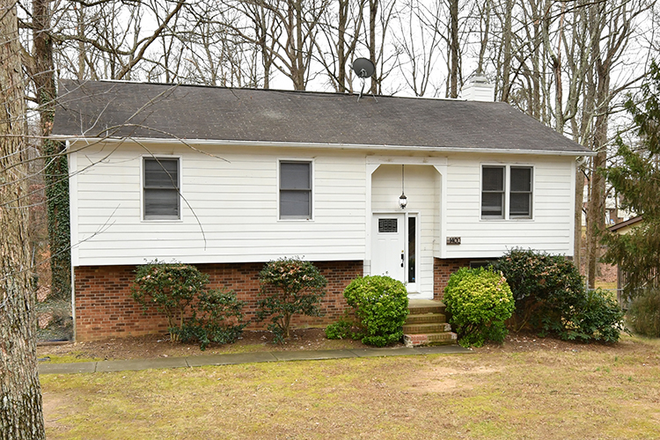 4 bedroom 2.5 bath split level home - 1400 Brookwood Drive House