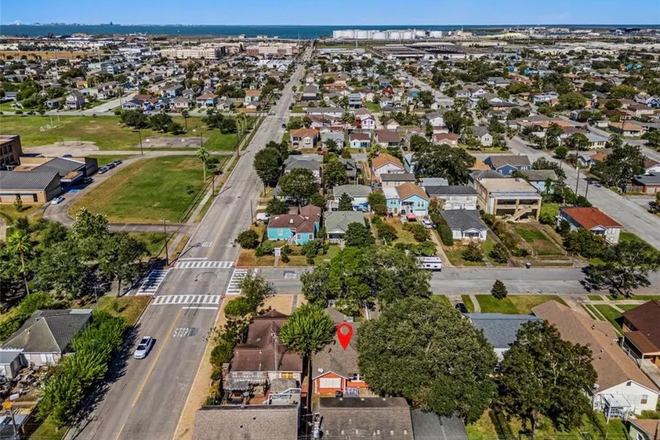 Aerial (Seawall in background) - 3-bedroom house close to campus with all bills covered