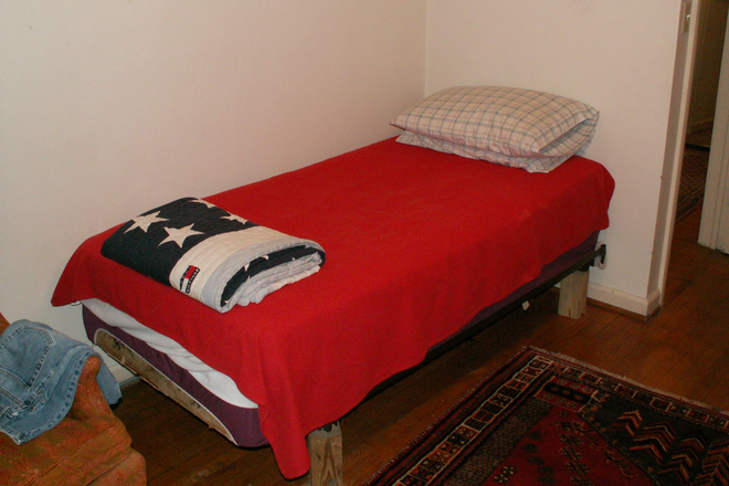 single bed, actually has lamp in corner for reading - Furnished bedroom, kitchen privileges in private home