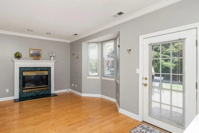 Family room - Beautiful single family home close to campus within great community and amenities