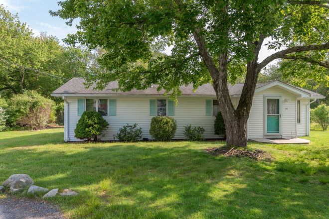 Front of House - Available for a group of 3! Beautiful 3 bedroom home near Eastward Look!