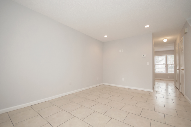 LIVING ROOM - 2 BED 1.5 BATH TOWNHOUSE - JAMES ISLAND - APPROX 20 MIN TO MUSC - 20 MIN TO FOLLY BEACH