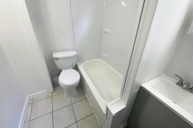 Bathroom 2 - 5 bedroom house minutes from campus, free parking!
