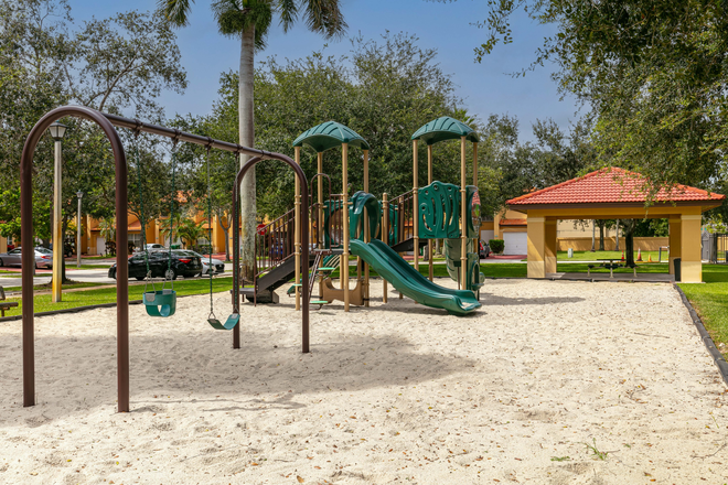 Play ground - 🎓Premium NSU Housing at gated Poincianna: Peace of mind for parents, a perfect home for students!🏡