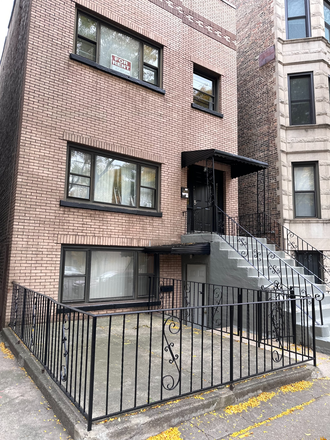 Front of the building - Walking distance to UIC
