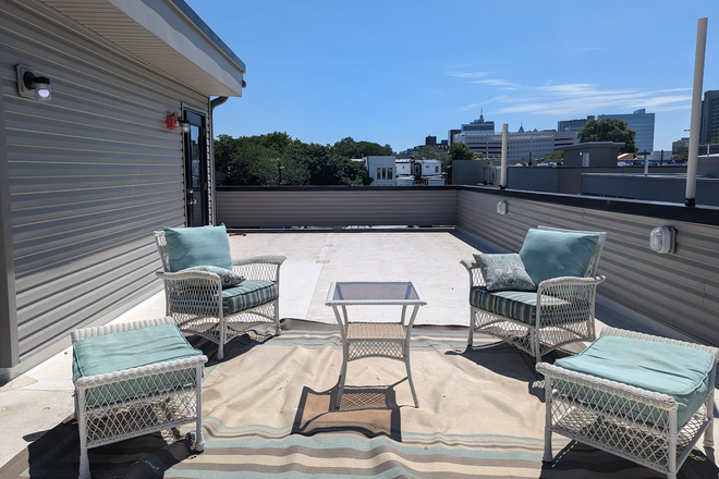 Unit 3 Rooftop Patio - Spacious Shared Housing for Students/Trainees/Traveling Medical Professionals Rental