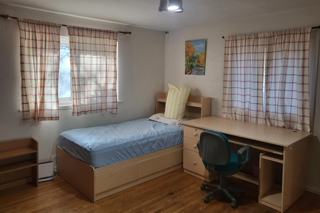 bedroom - 3 minutes walking to UTSc ， House
