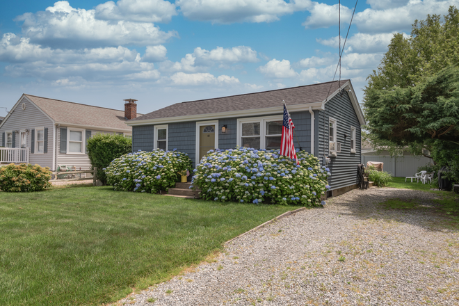 Front Exterior - Updated two bedroom by Scarborough Beach and 7 miles to URI Campus House