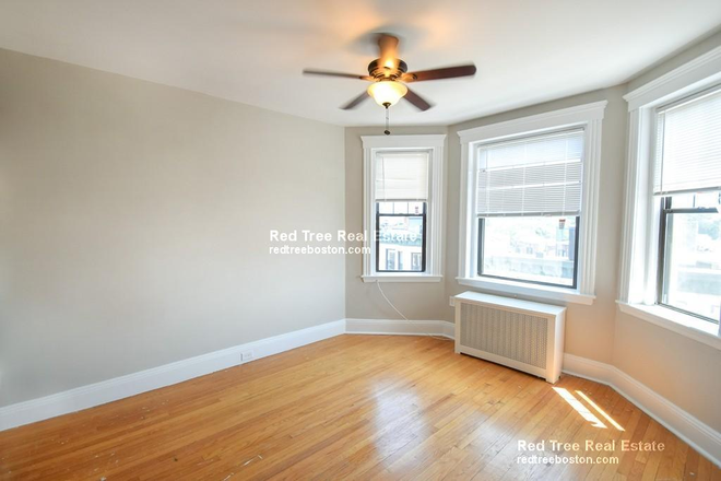 - - SPACIOUS & UPDATED 3 BEDROOM UNIT WITH NO LIVING ROOM / OR 2 BD WITH LIVING ROOM