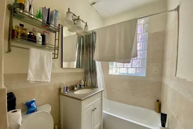 - - No Broker Fee!! Right Close to Campus! Spacious 2 bed 1 bed available 9/1 Apartments