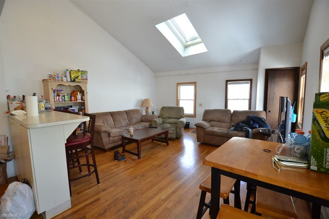 hubrealtyproperties.com - Large recent updated 3 bedroom duplex, in Brighton Apartments