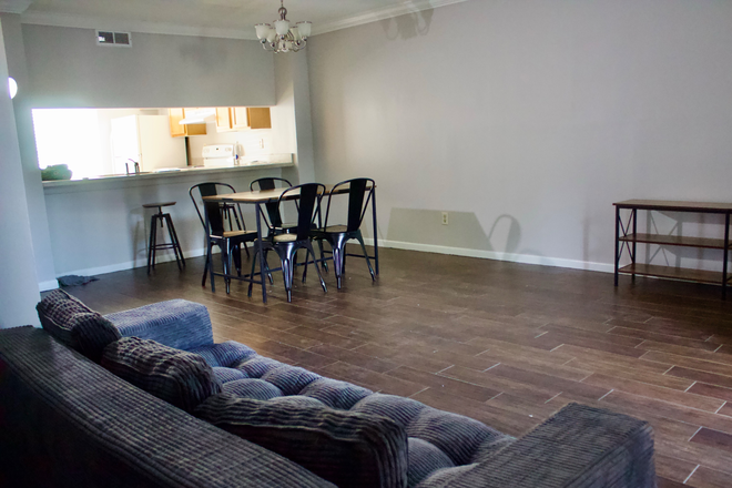 Living Room - Townhouse 3 bedrooms 2.5 bathrooms Year Leases Preferred