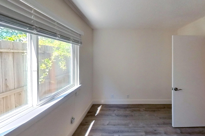 Bedroom - Quaint Building Next to Berkeley Bowl | 1947 Oregon Apartments