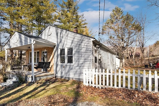 Front Exterior - Off-Campus House close to campus