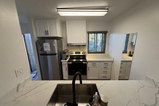 Kitchen - 2 bed/ 1 bath Upgraded Clairemont Condo in Gated Community Across from Shopping!