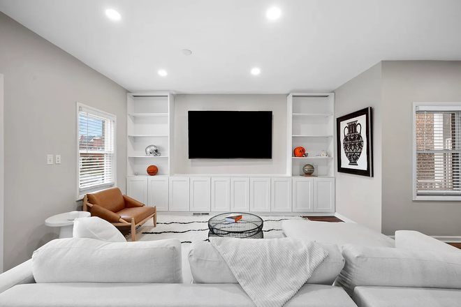 Living room - Lovely apartment in Little Italy- close to campus and hospitals!