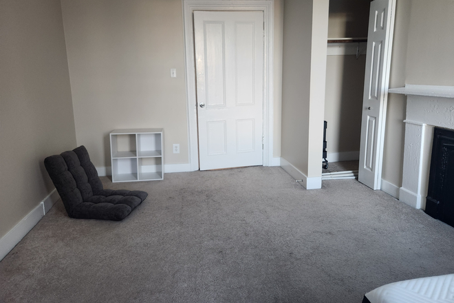 Bedroom - Furnished Bedroom 10 minute walk from campus Apartments