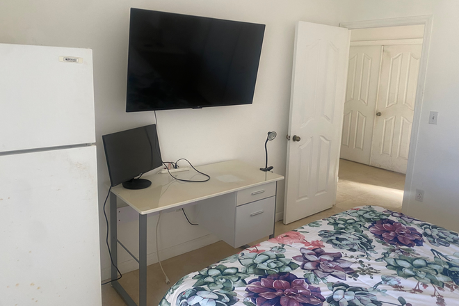 Bedroom 1 - FURNISHED 2 ROOMS 4 RENT / 1 BATHROOM ~ 5 MILES away from  FIU $875 UTILITIES INCLUDED House