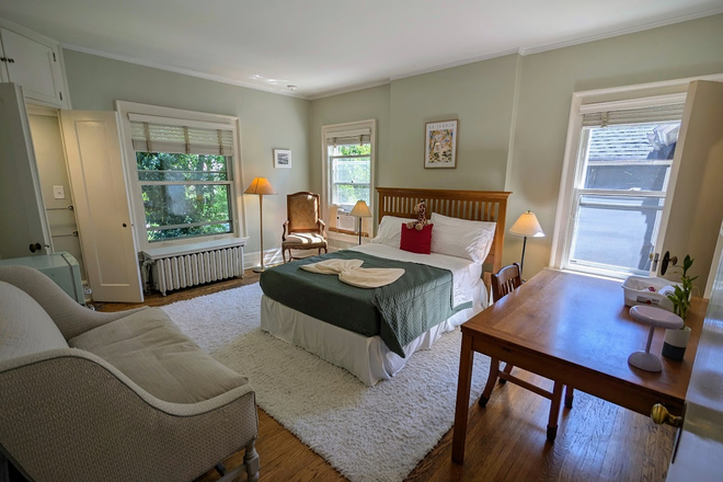 Bedroom View One - Fully Furnished One Bed on Campus in Vintage House