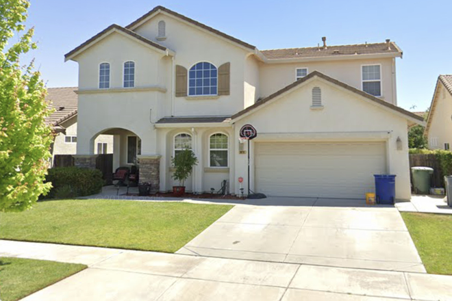 front view of the house - Beautiful spacious house in a nice neighborhood