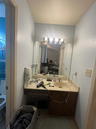 facet - Master Room in 2B2B, Cambridge Glen Condominiums