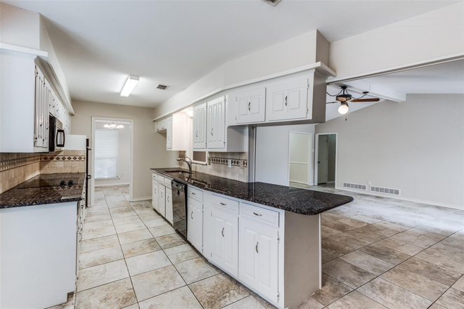 Kitchen - 2.03 Miles from Campus House