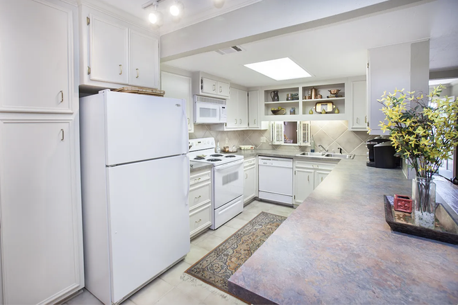 kitchen - The Glen Condominiums