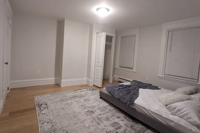 Bedroom - Apartment close to train
