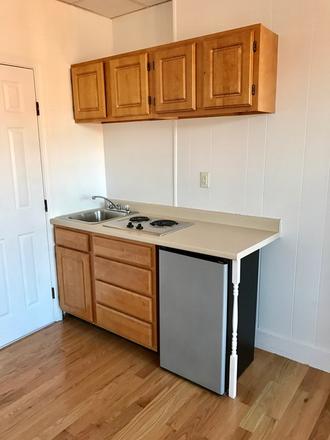 KITCHENETTE - THREE WINDOW STUDIO & NO BROKER FEE AT 272 NEWBURY ST. IN THE BACK BAY AVAILABLE 9/1/2026 Apartments