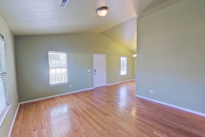 Living - 3 BD/2BA Home with Garage in Azalea Trace - Students Welcome