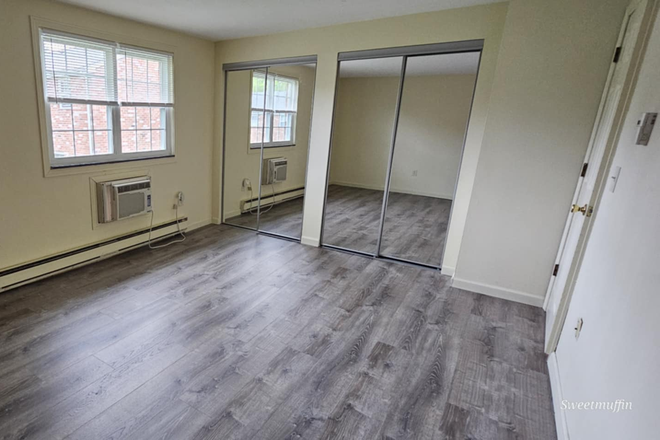 Master Bedroom - 50 Meadow Street - 2 Bdr. 1.5 BTH (Townehouse of Amherst)