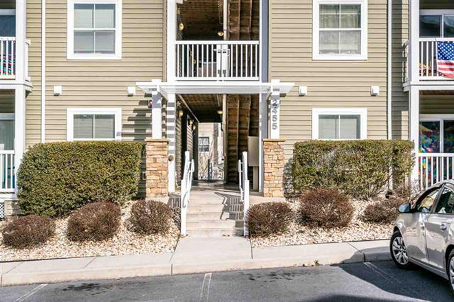 Private Parking Right In Front - Campus View Apartments Overlooking the Pool and JMU