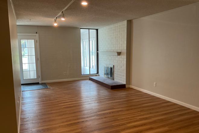 Living room - Spacious 2 bedroom 2 bath condo