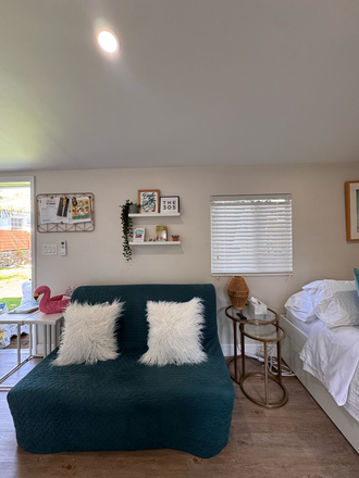 Futon - Guesthouse studio with parking and laundry centrally located