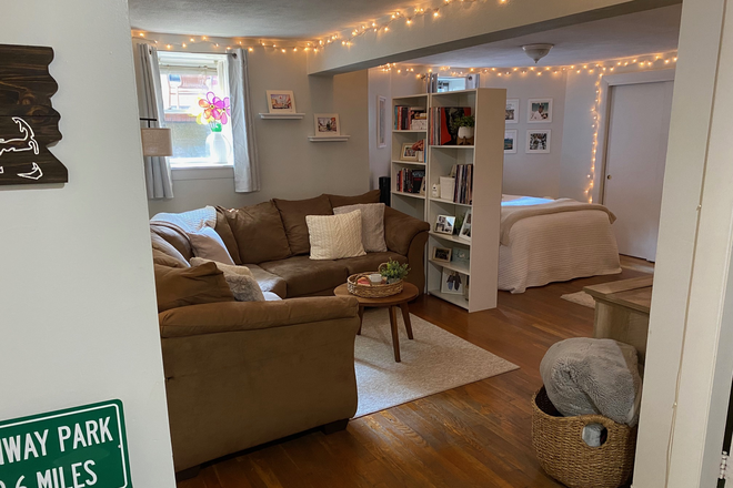 living area - GARDEN LEVEL KESWICK ST  STUDIO  09/01 ***NO FEE** Apartments