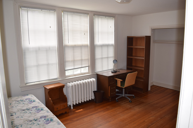 Bedroom - Townhouse -3 short blocks to Main Campus and Medical School