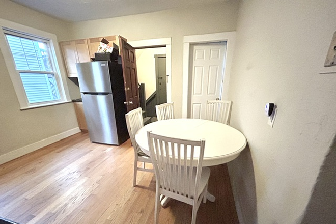 Eat -in Kitchen with new stove and dishwasher - No fees! Several bedrooms available in our 5 bedroom apartment near Red Line