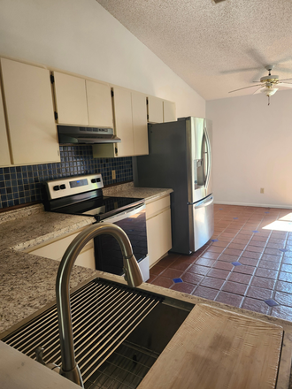 kitchen and nook - 3BR 2BA Share or family. Quiet neighborhood near UCF.