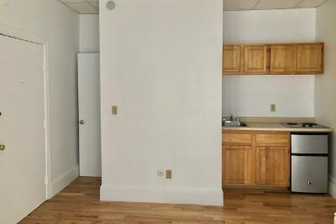 STUDIO - NO BROKER FEE - UNFURNISHED BACK BAY STUDIO AT 405 BEACON STREET AVAILABLE 9/1/2025 Apartments