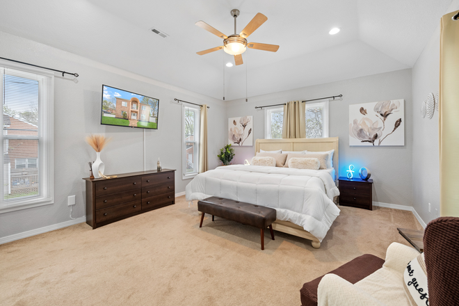 Main Bedroom - Shared Housing - Furnished Private Rooms - Master Suite w/ Private Jetted Tub House